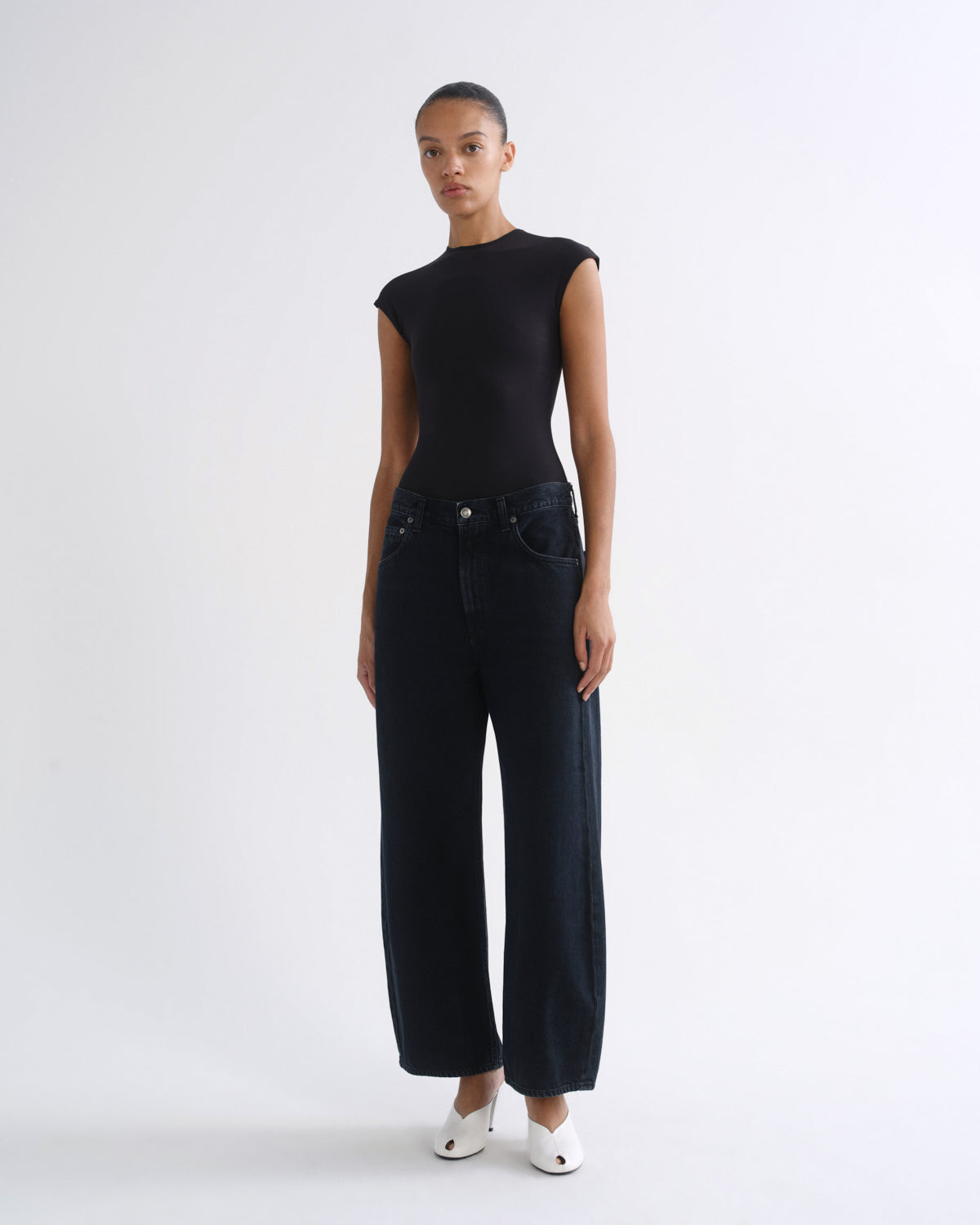 agolde-low-curve-crop-jean-crushed-schwarz-cropped image 4