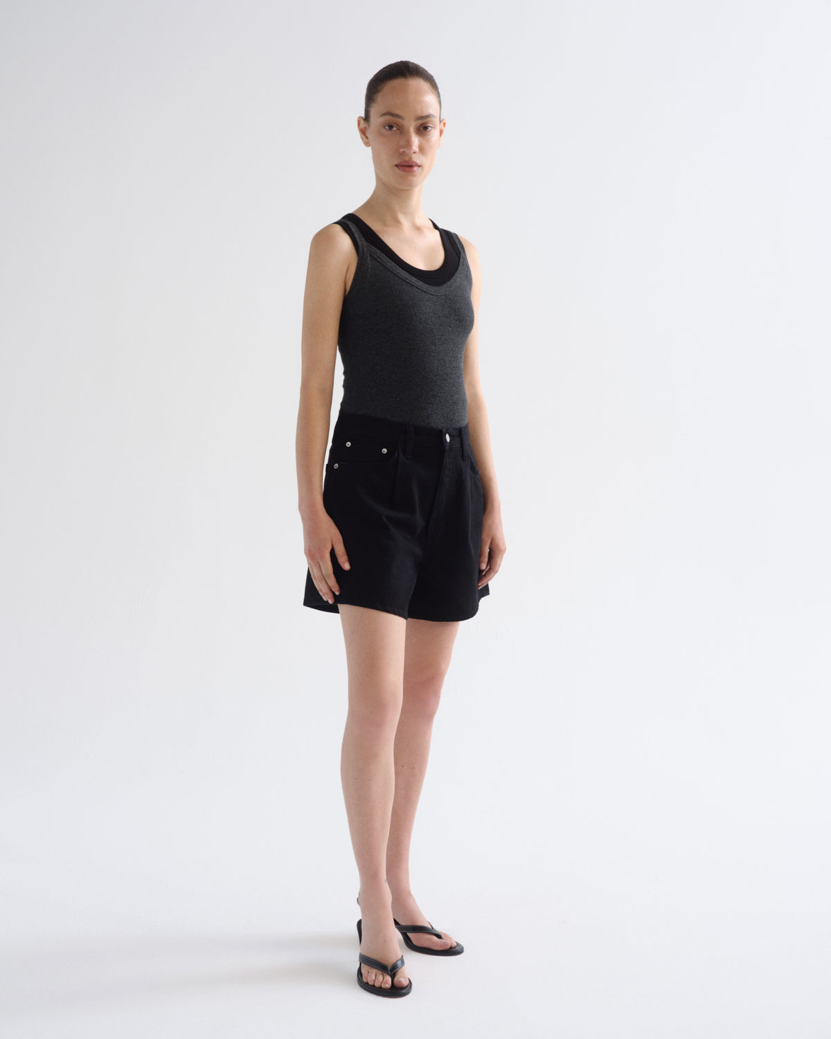 agolde-rhoda-pleated-shorts-damen-holt-schwarz-high-waist image 4