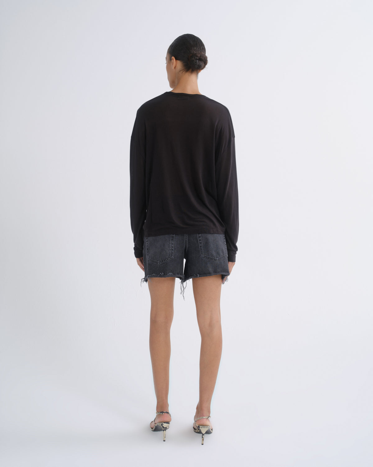 agolde-nye-short-weightless-translation-schwarz image 2
