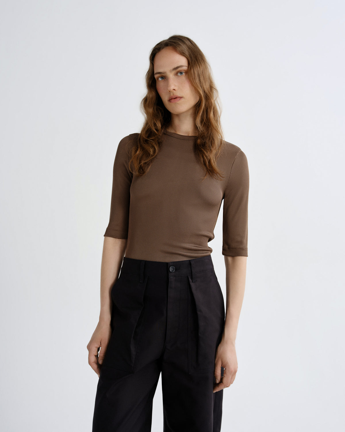 agolde-saige-tee-t-shirt-brunel-khaki-rippe image 1