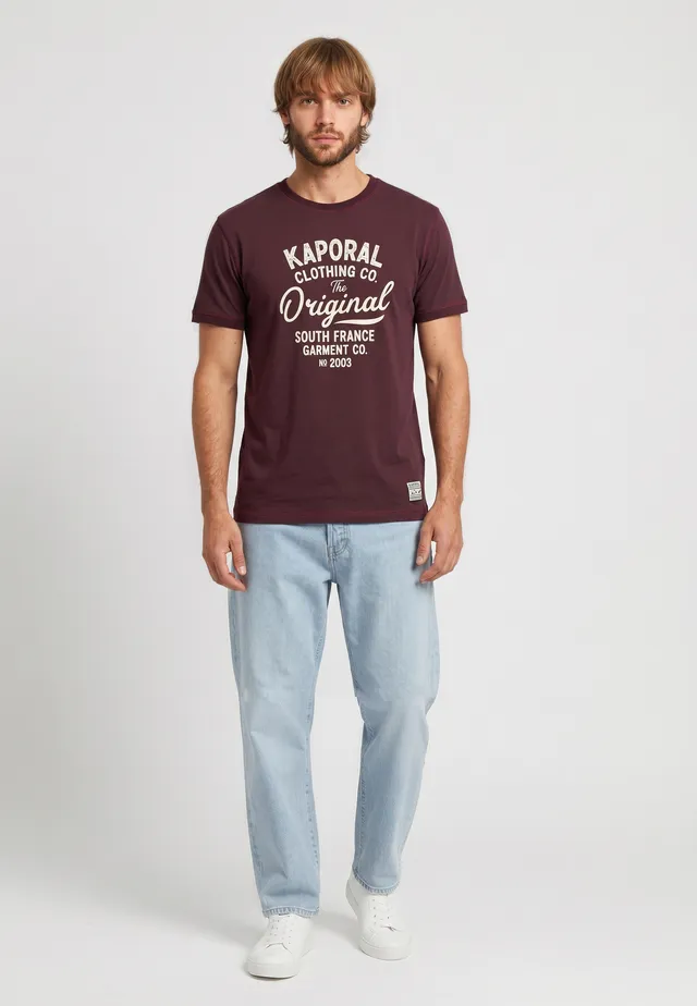 kaporal-kiga-t-shirt-herren-bordeaux-baumwolle-print image 1