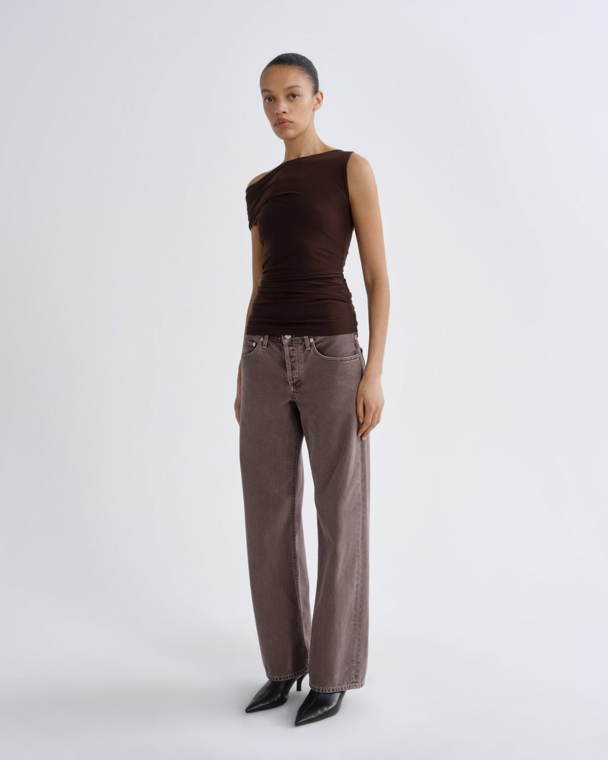 agolde-carlin-one-shoulder-top-chocolate-braun image 4