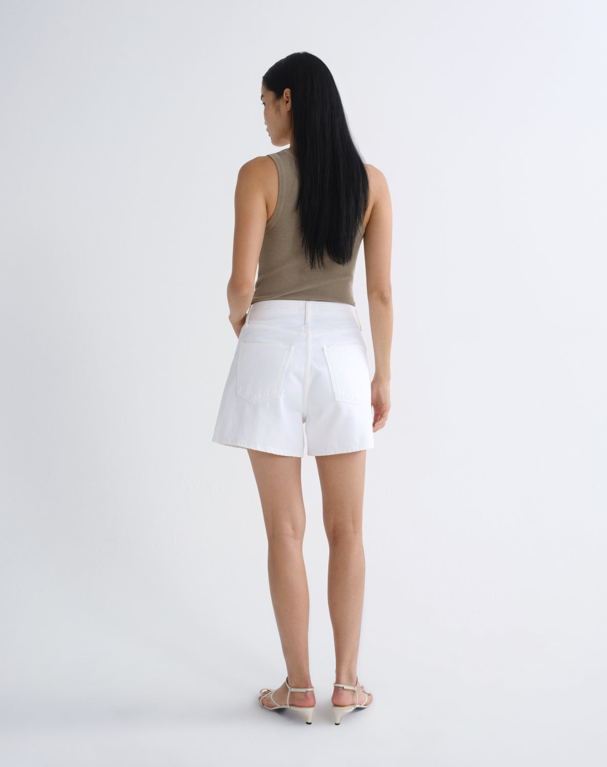 agolde-rhoda-pleated-shorts-milkshake-wei-hoch image 2