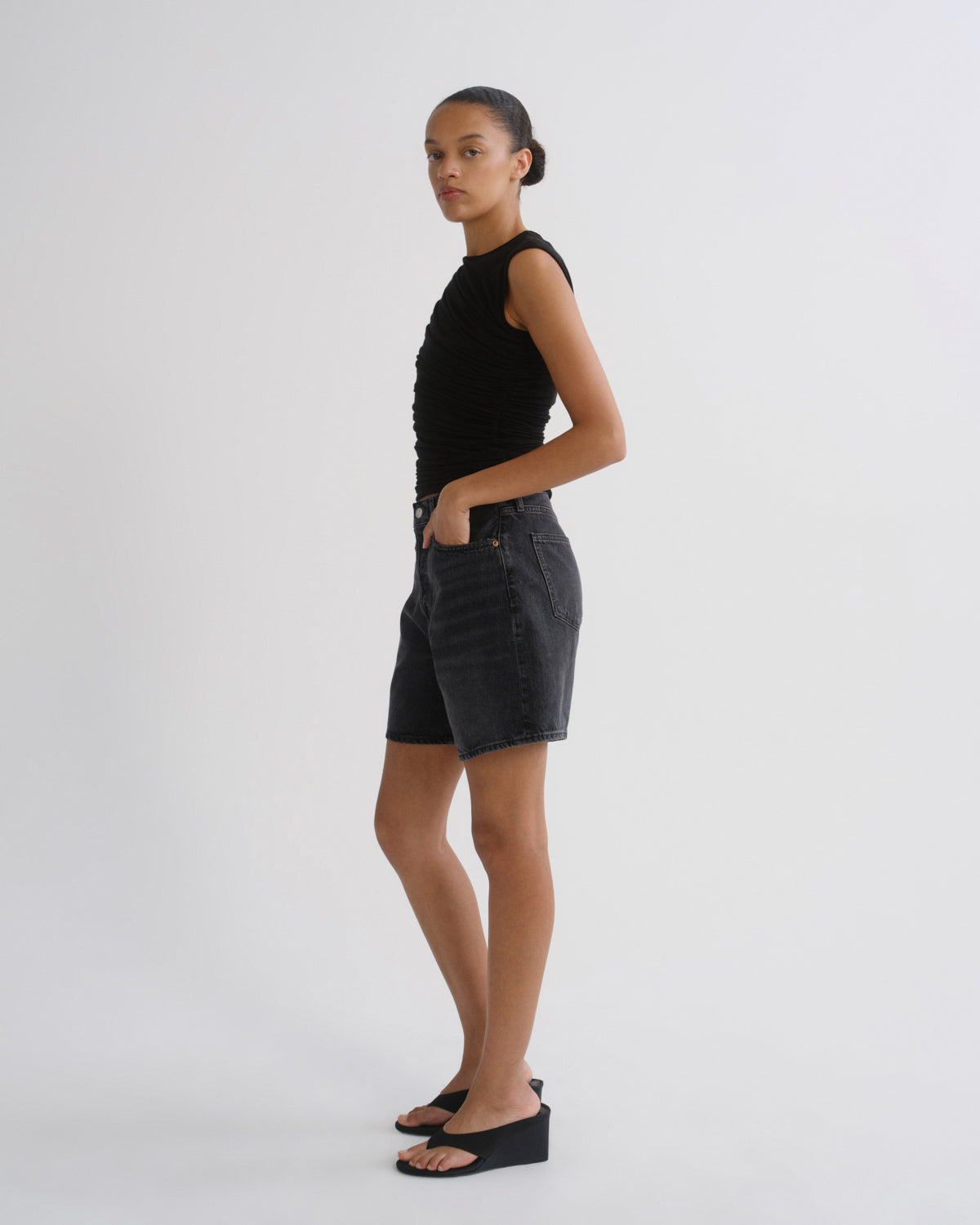 agolde-dame-short-hitch-schwarz-high-rise-damen-shorts image 4