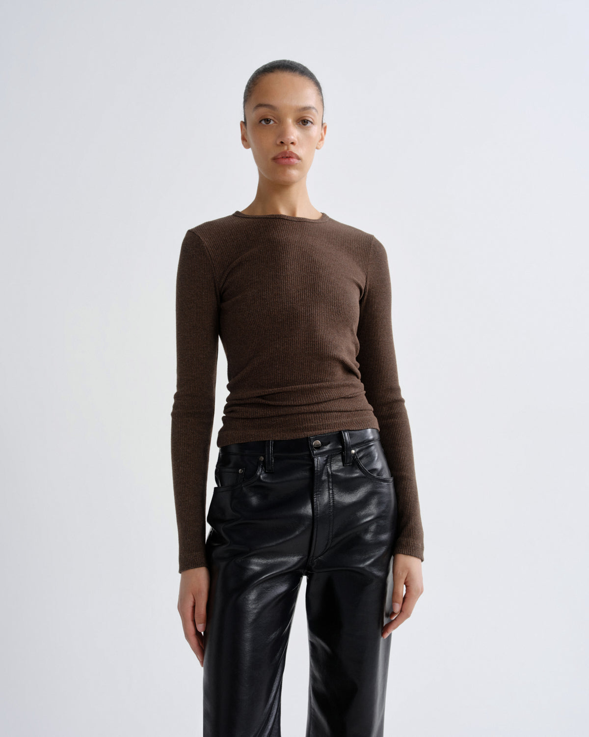 agolde-delphi-slim-tee-lizard-olive-langarm image 1