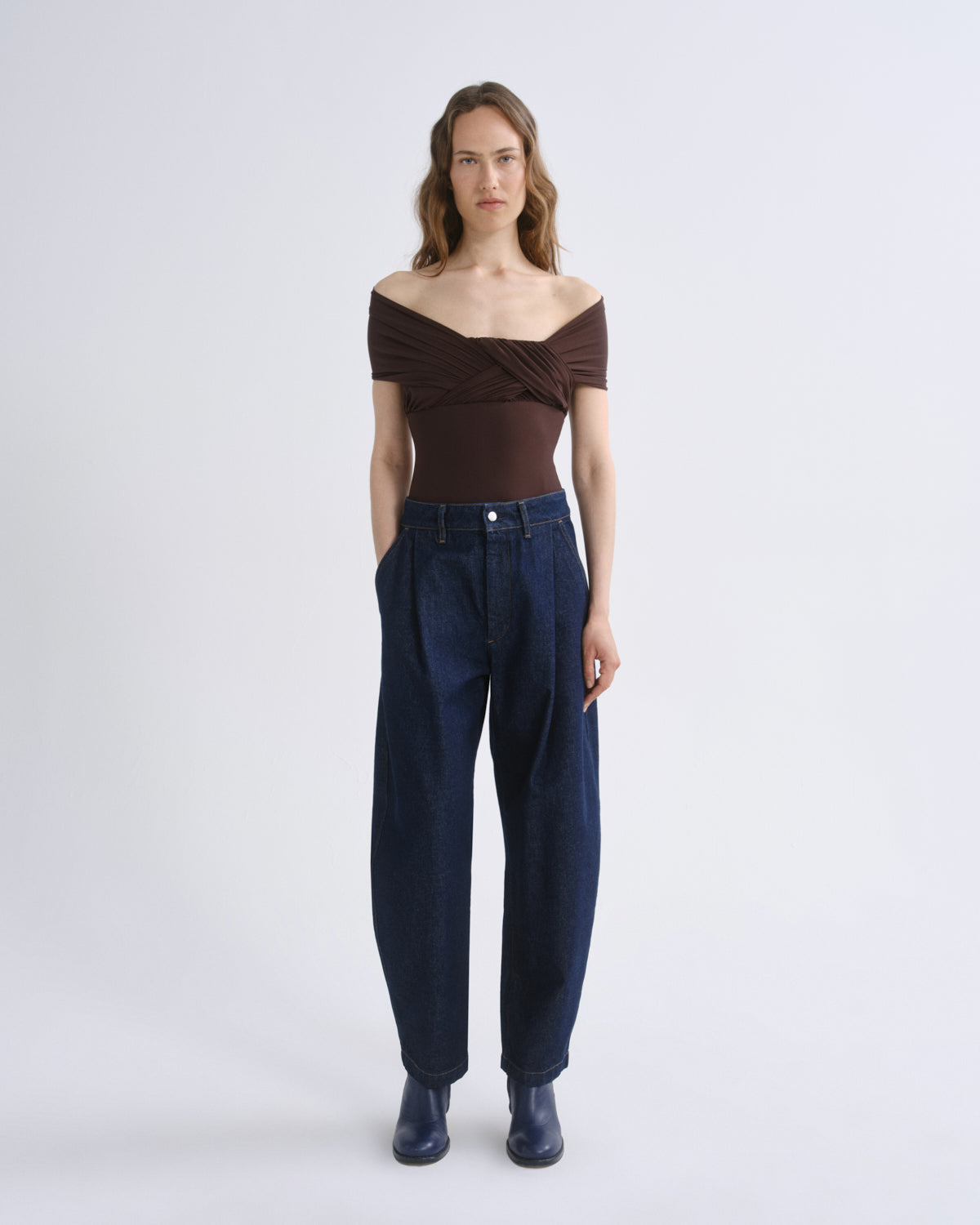 agolde-stam-bodysuit-chocolate-body-braun-schulterfrei image 5