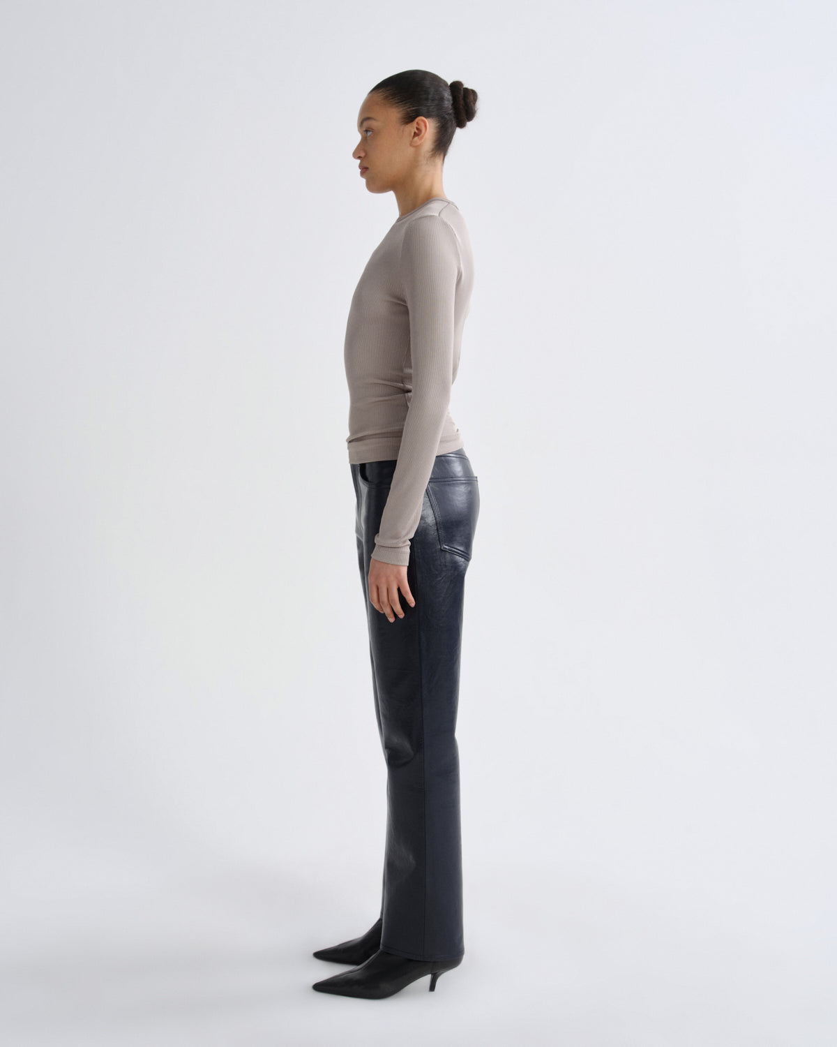agolde-delphi-slim-tee-langarmshirt-taupe-beige image 4