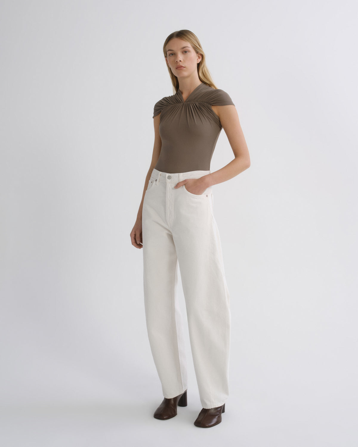 agolde-luna-high-rise-jeans-chalk-white-tapered image 4