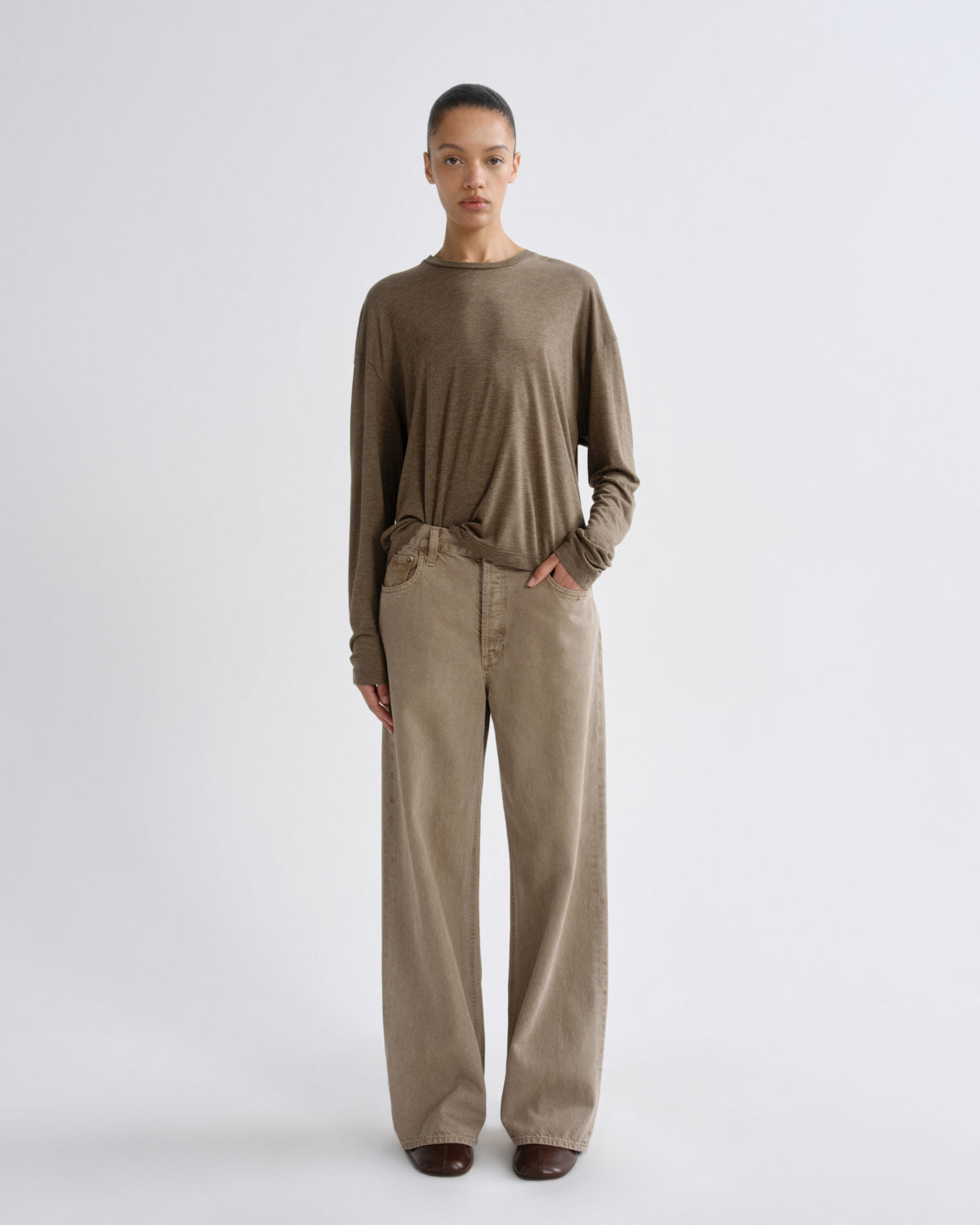 agolde-sasha-tee-tencel-langarmshirt-loam-braun image 3