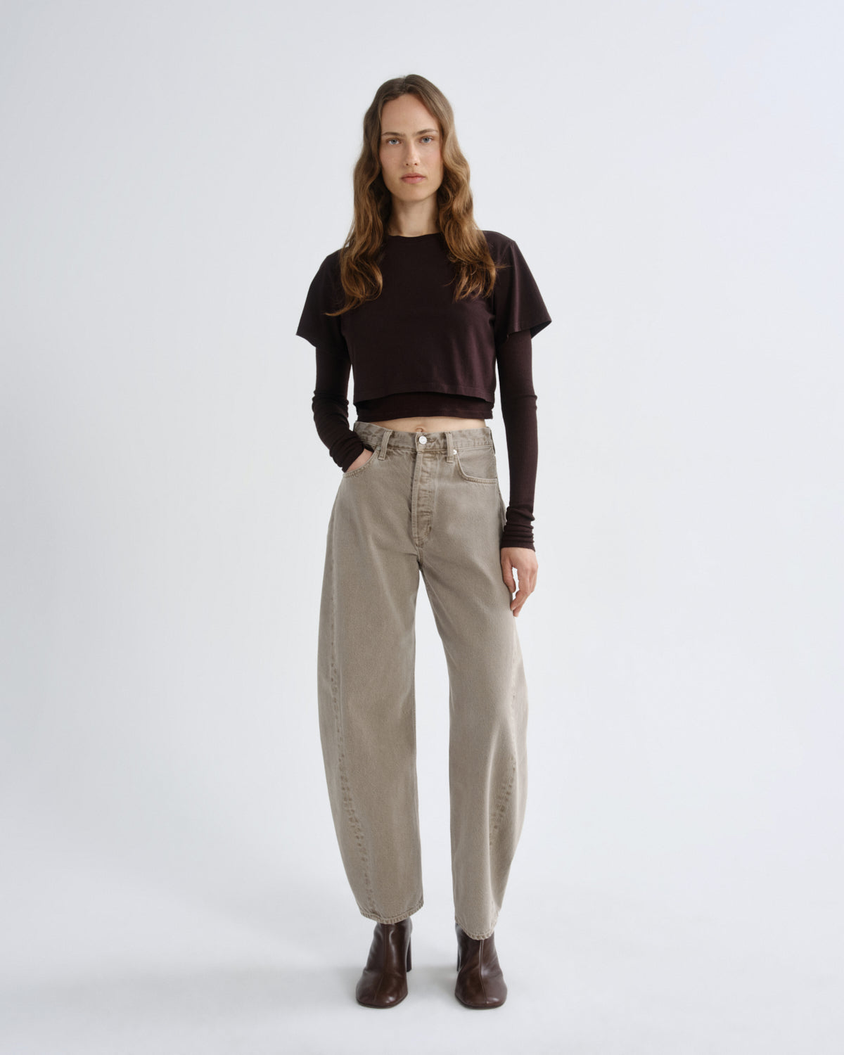 agolde-romily-tee-t-shirt-chocolate-bio-baumwolle-cropped image 3