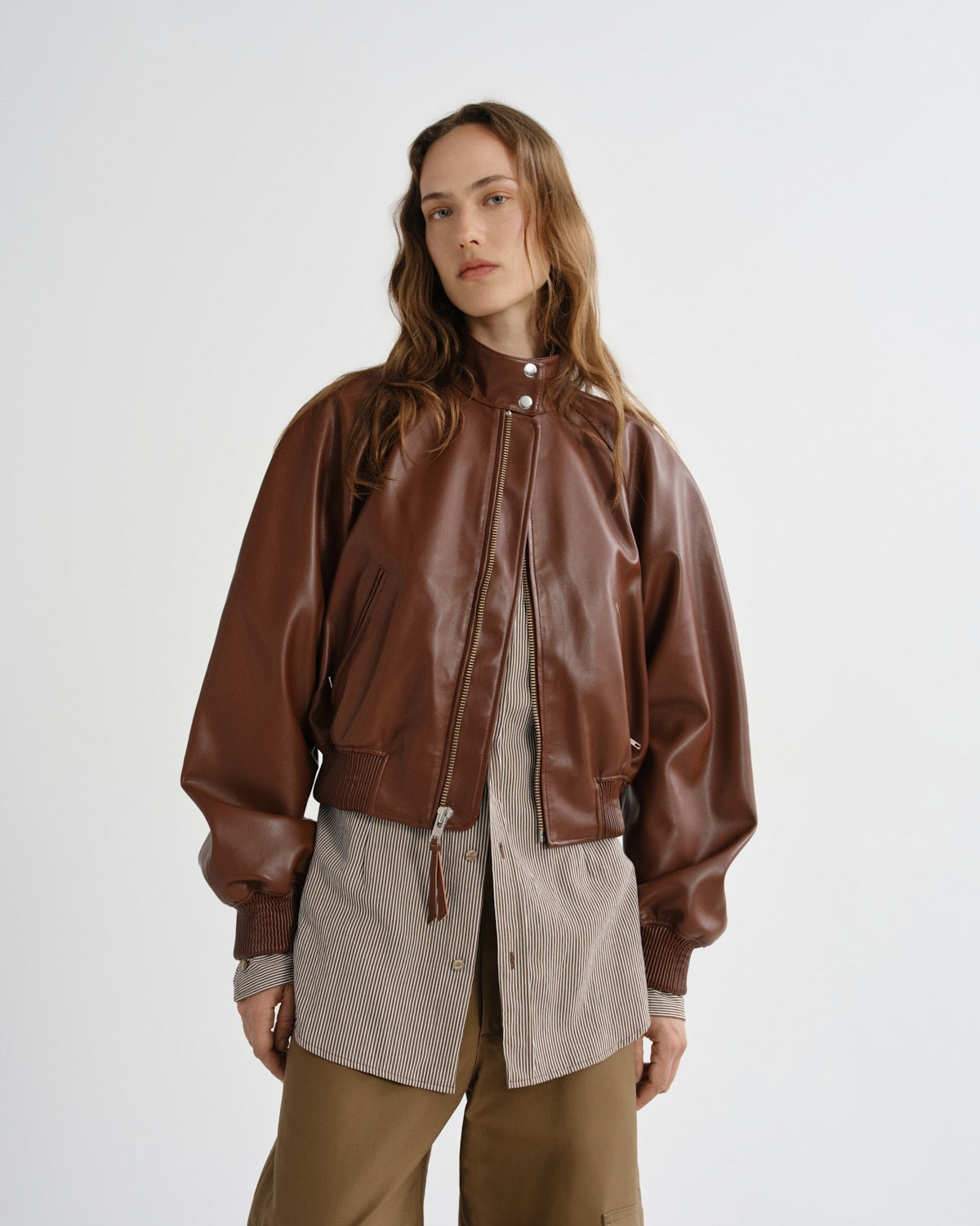 agolde-nova-bomber-palisander-kunstlederjacke-damen-braun image 1