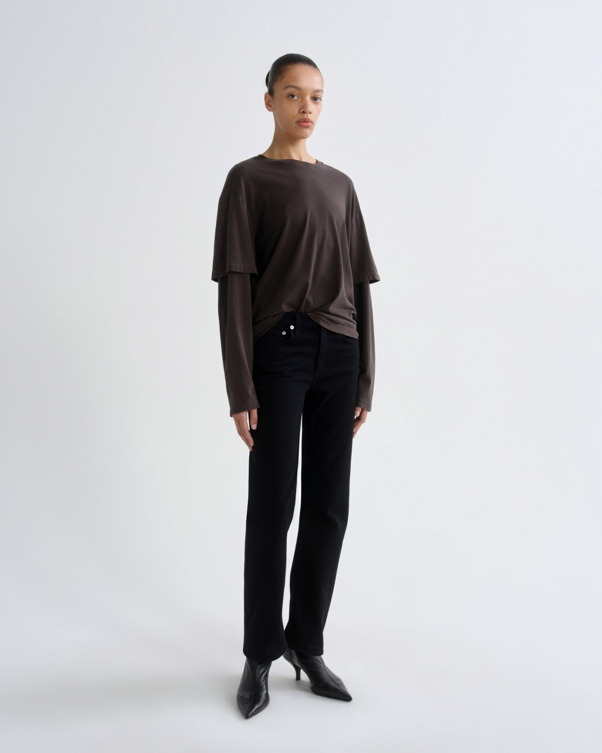 agolde-lois-tee-t-shirt-damen-forge-braun-layer-look image 5