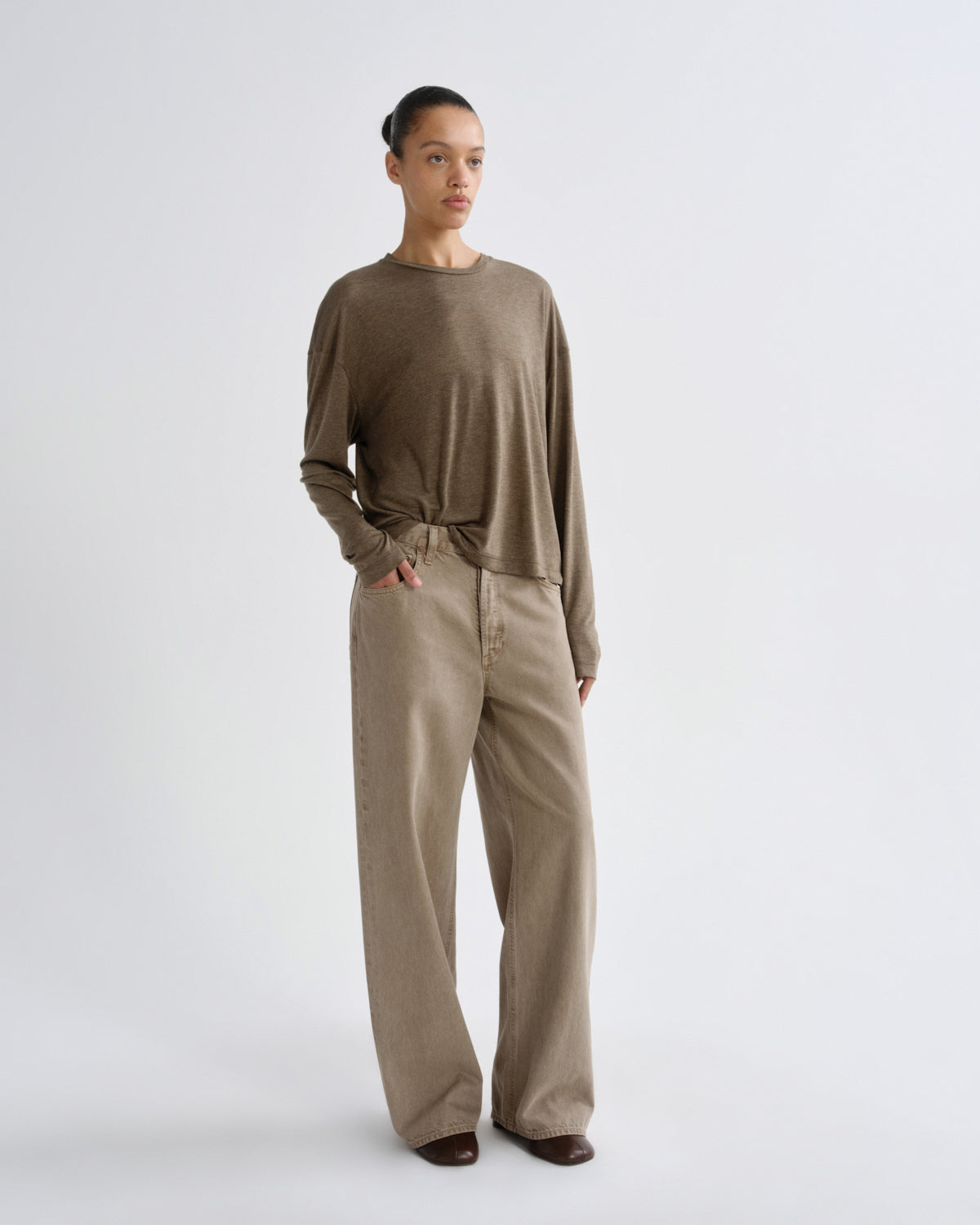 agolde-sasha-tee-tencel-langarmshirt-loam-braun image 5