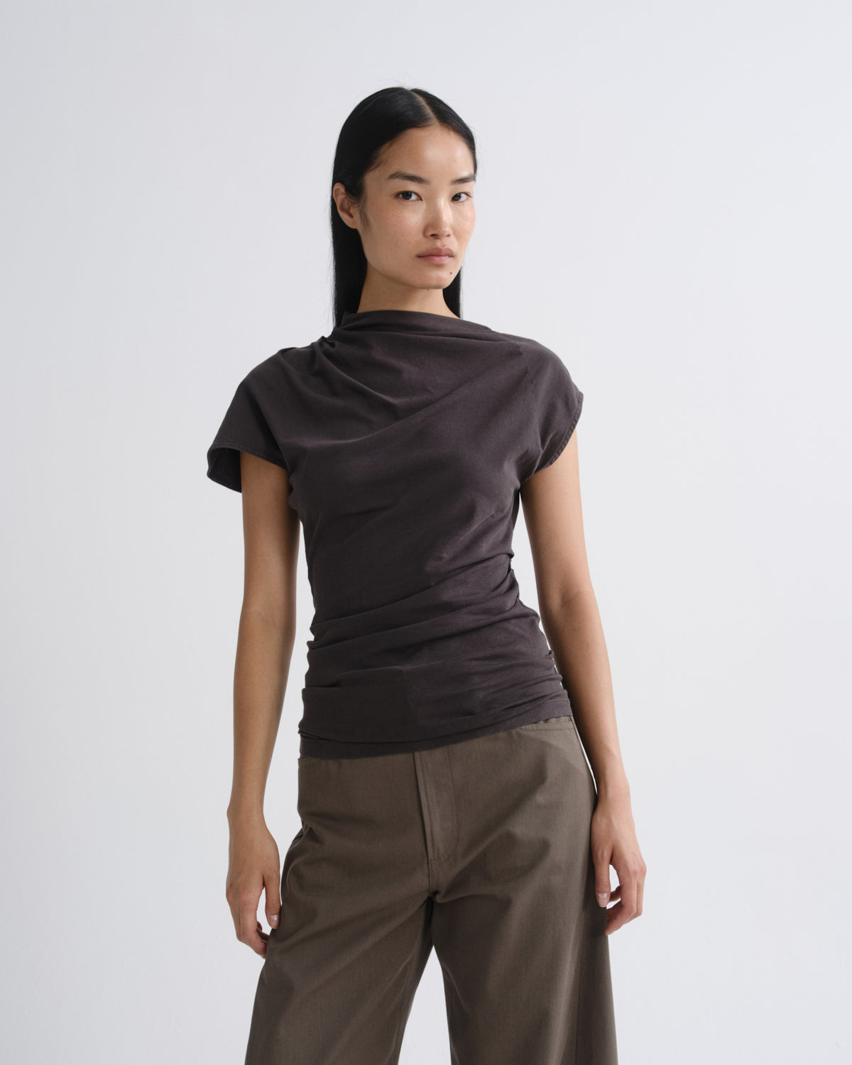 agolde-beckly-tee-forge-damen-shirt-braun-drapiert-bio-baumwolle image 1