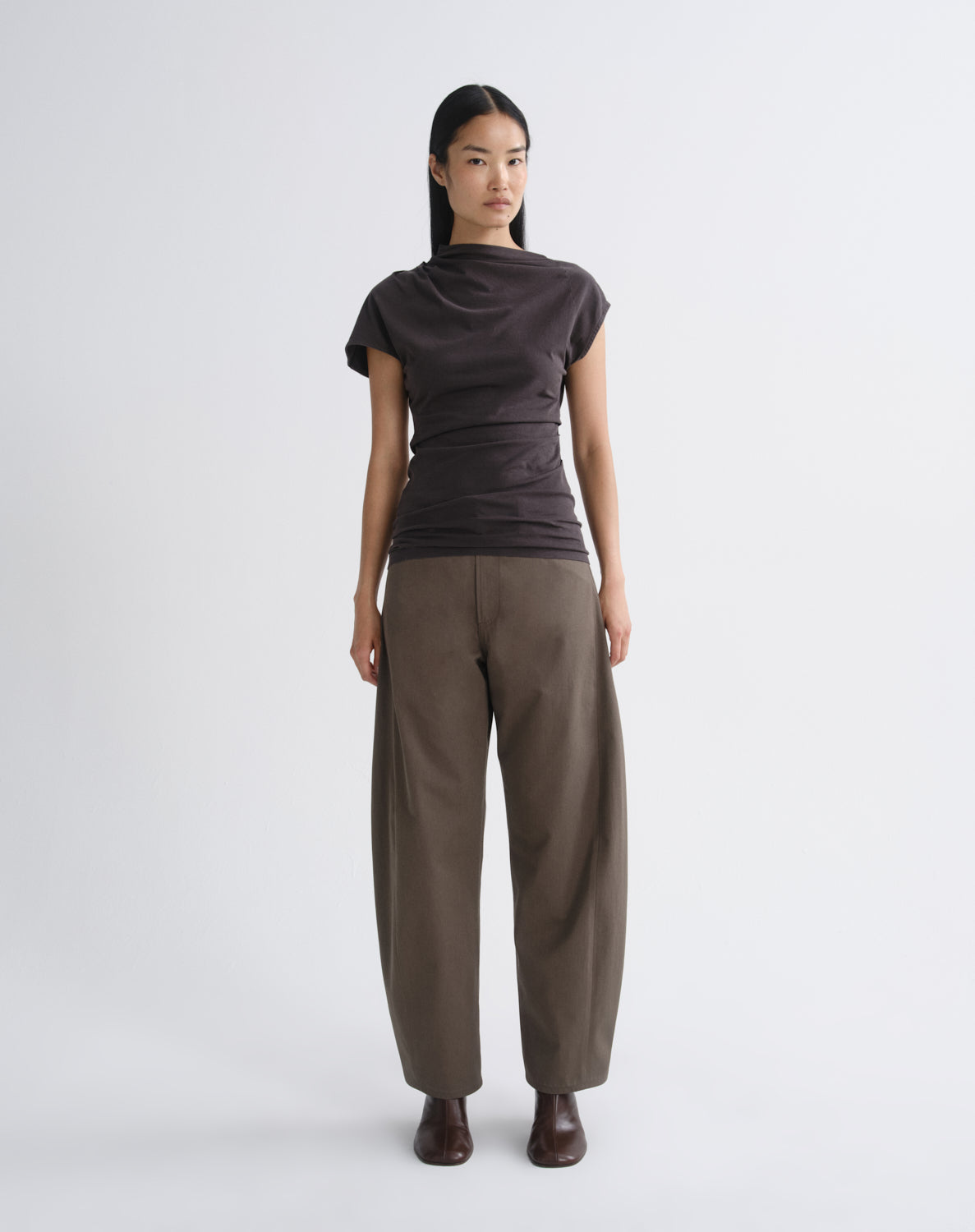 agolde-beckly-tee-forge-damen-shirt-braun-drapiert-bio-baumwolle image 5