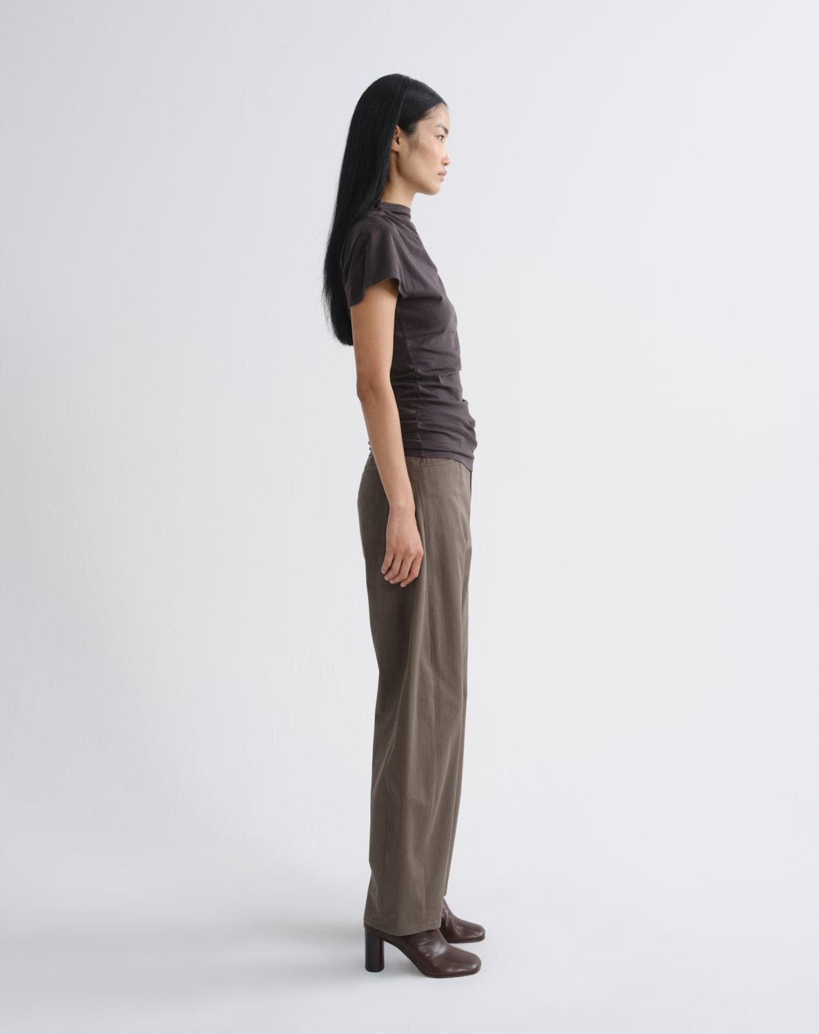 agolde-beckly-tee-forge-damen-shirt-braun-drapiert-bio-baumwolle image 3