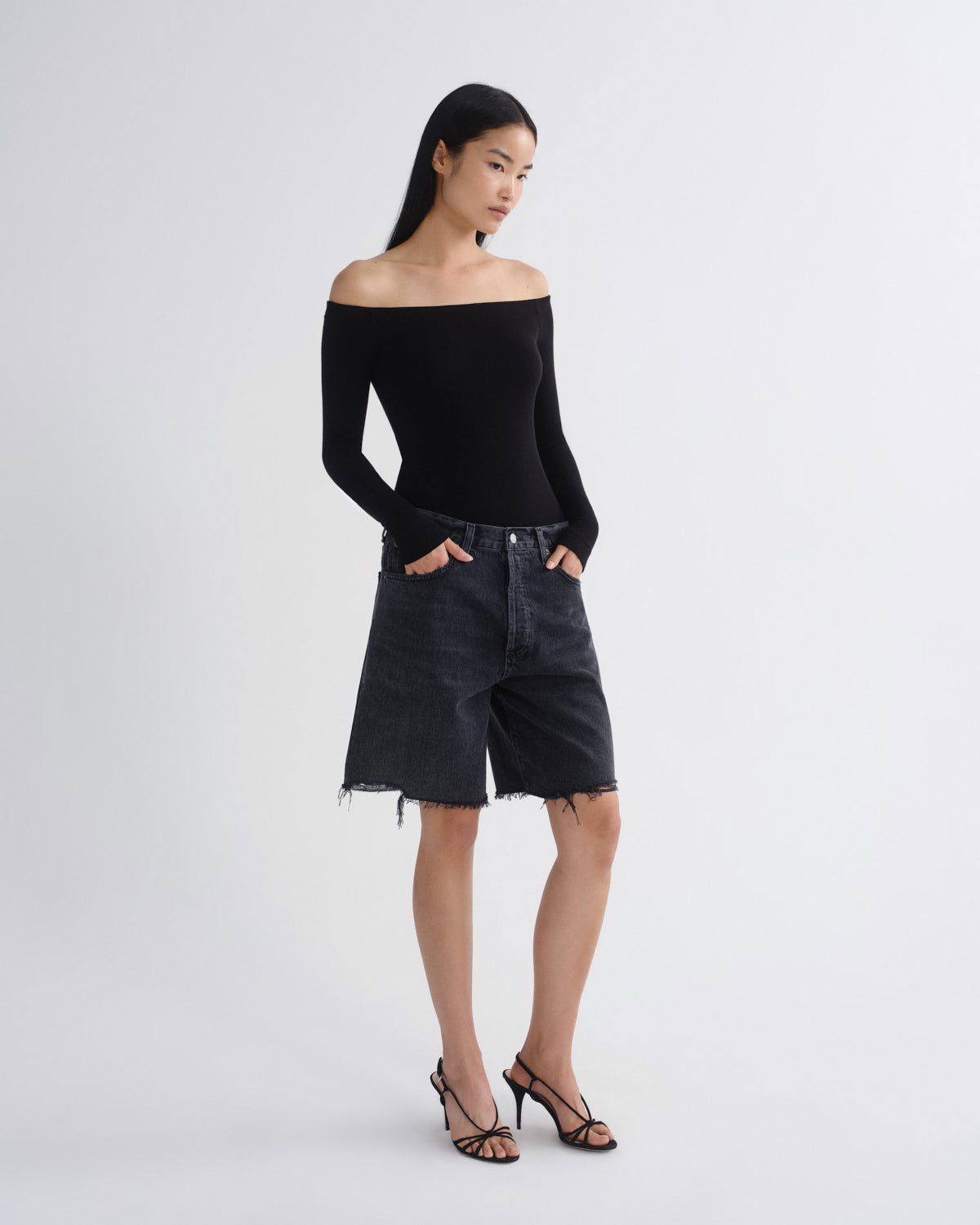 agolde-indra-short-denimshorts-bounce-schwarz-used image 3