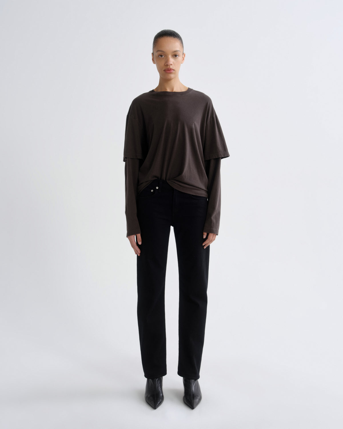 agolde-lois-tee-t-shirt-damen-forge-braun-layer-look image 3