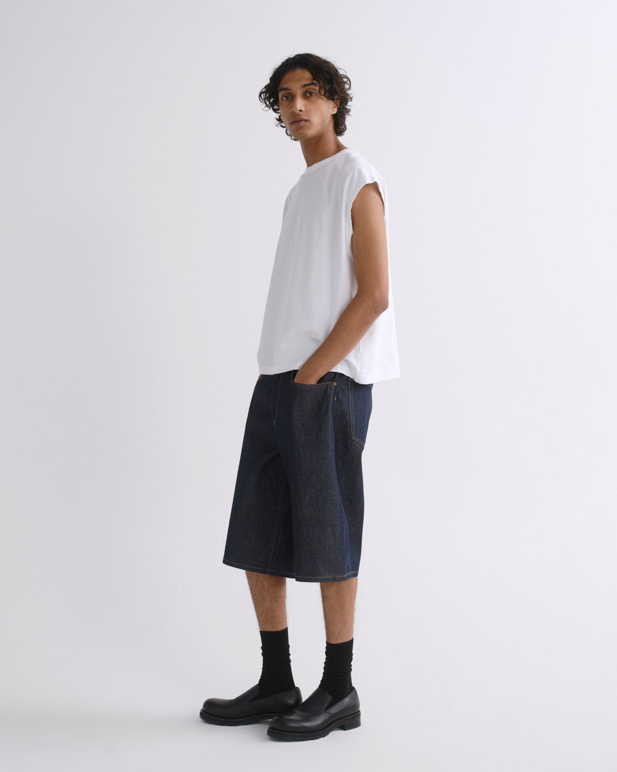 agolde-leonard-sleeveless-tee-white-tank-top-wei image 5