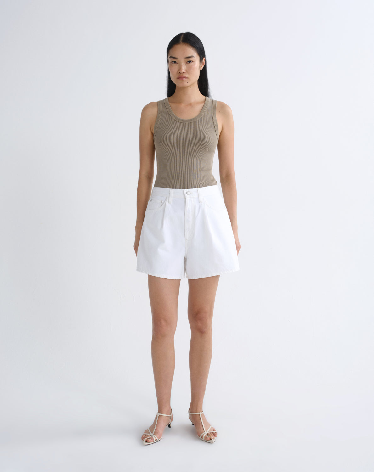 agolde-rhoda-pleated-shorts-milkshake-wei-hoch image 1