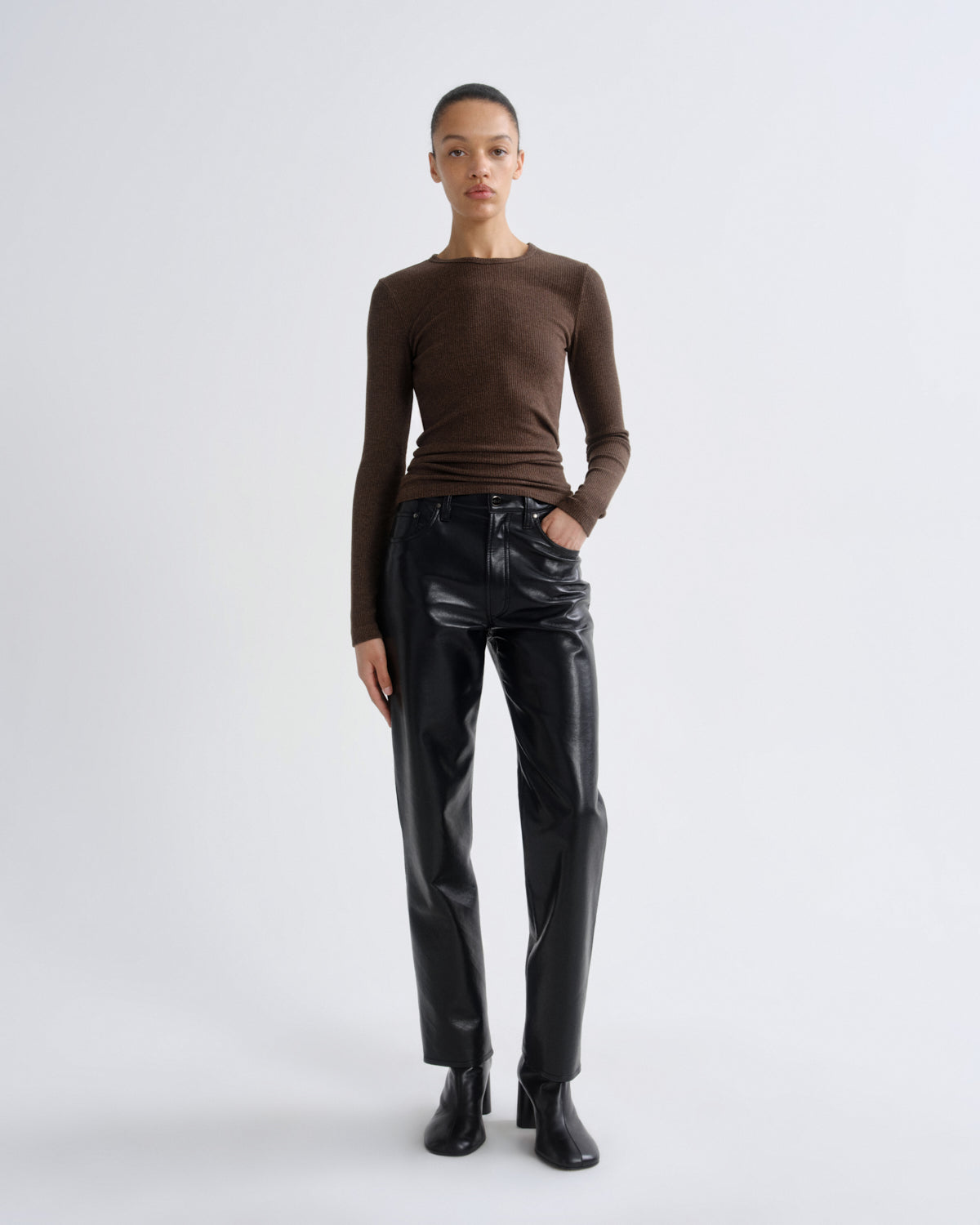 agolde-delphi-slim-tee-lizard-olive-langarm image 5