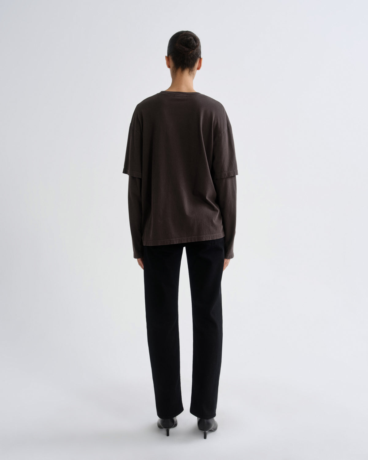 agolde-lois-tee-t-shirt-damen-forge-braun-layer-look image 2