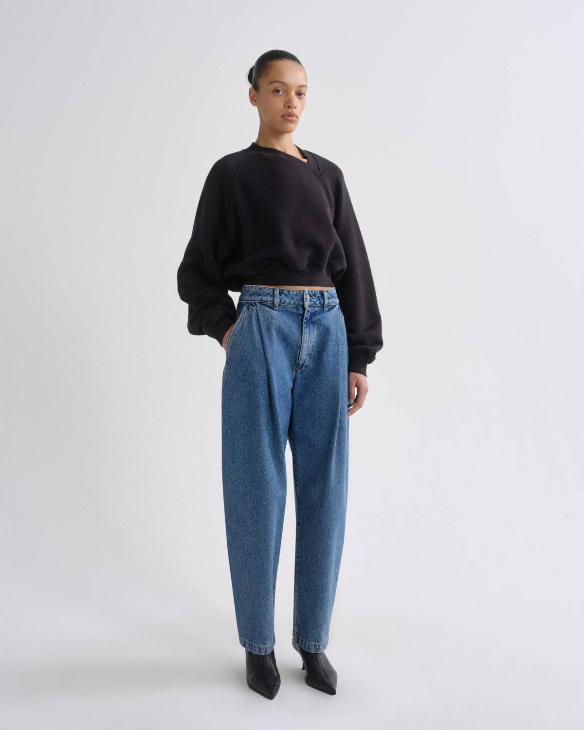 agolde-walsh-sweatshirt-washed-black-cropped image 4