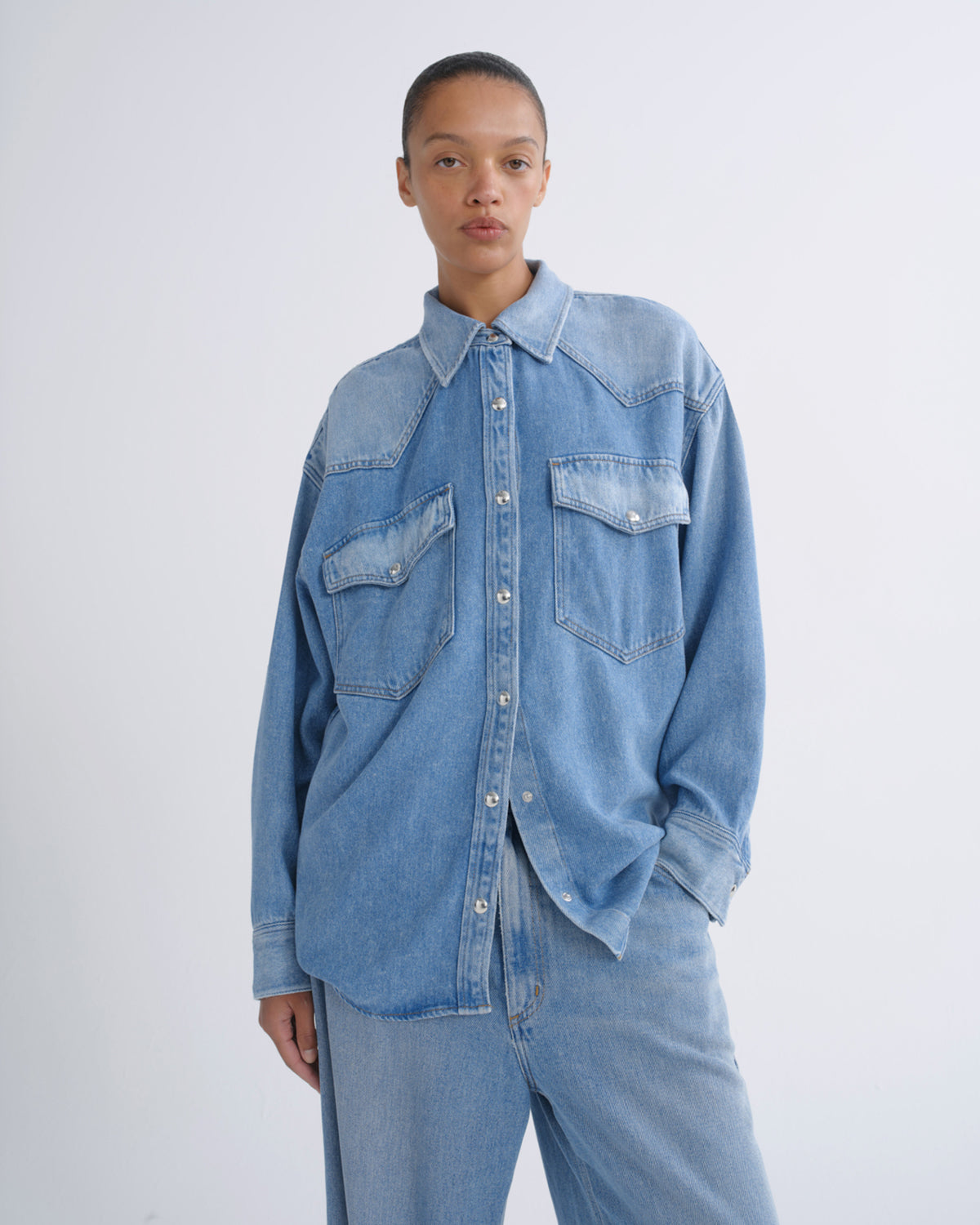 agolde-lotta-shirt-flyweight-hemd-script-blau-denimhemd image 1