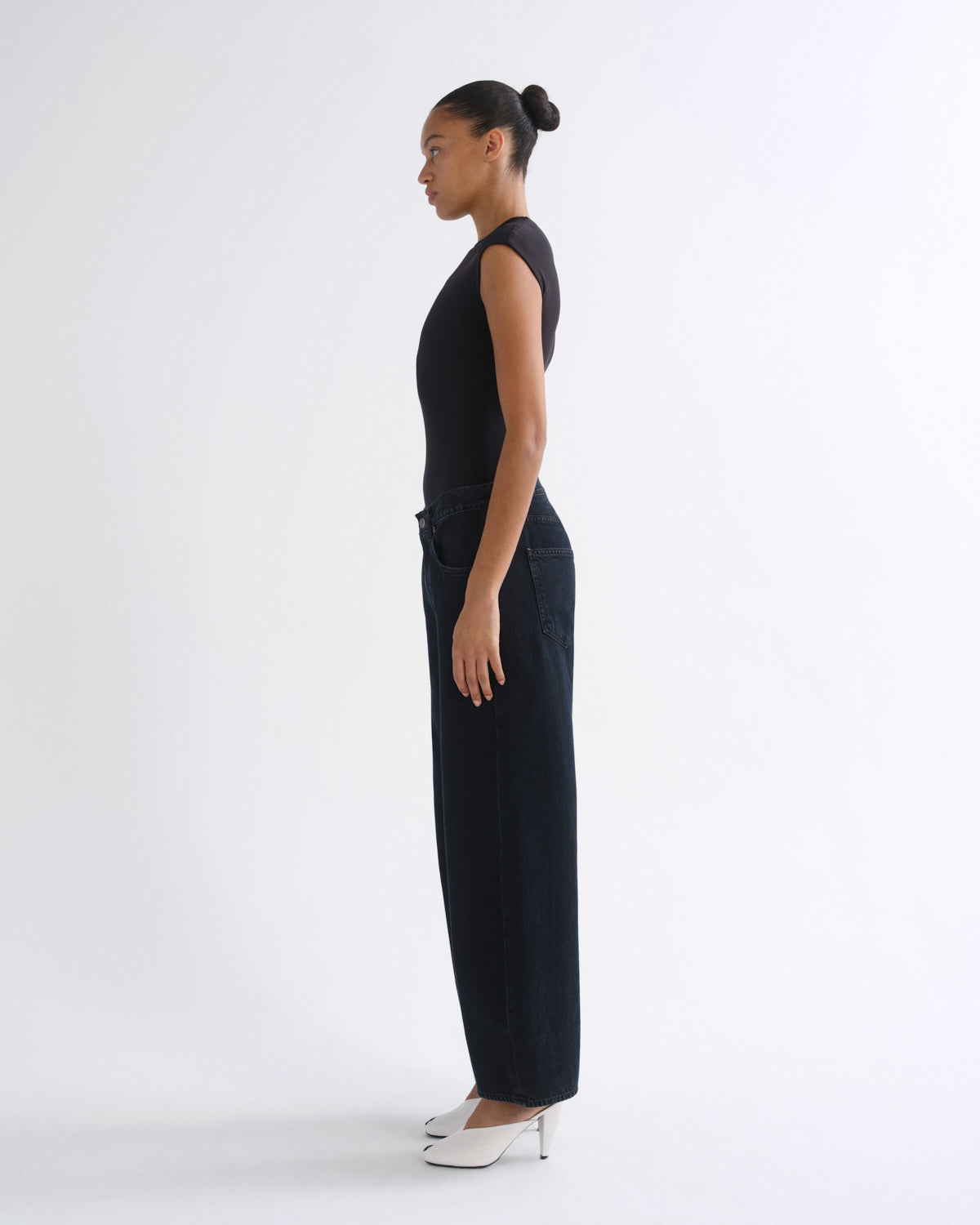 agolde-low-curve-crop-jean-crushed-schwarz-cropped image 3