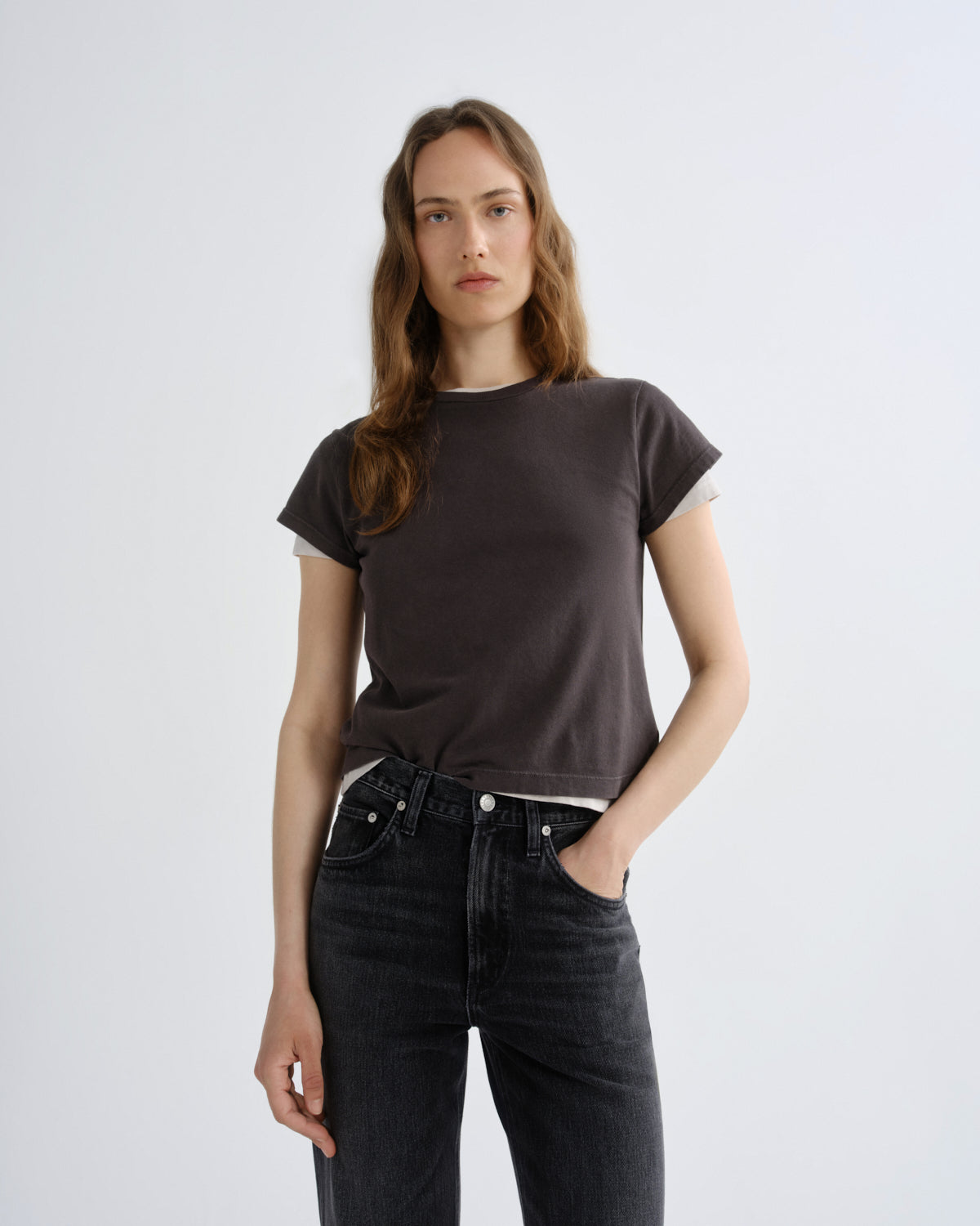 agolde-adine-shrunken-tee-forge-damen-t-shirt-braun-bio image 1