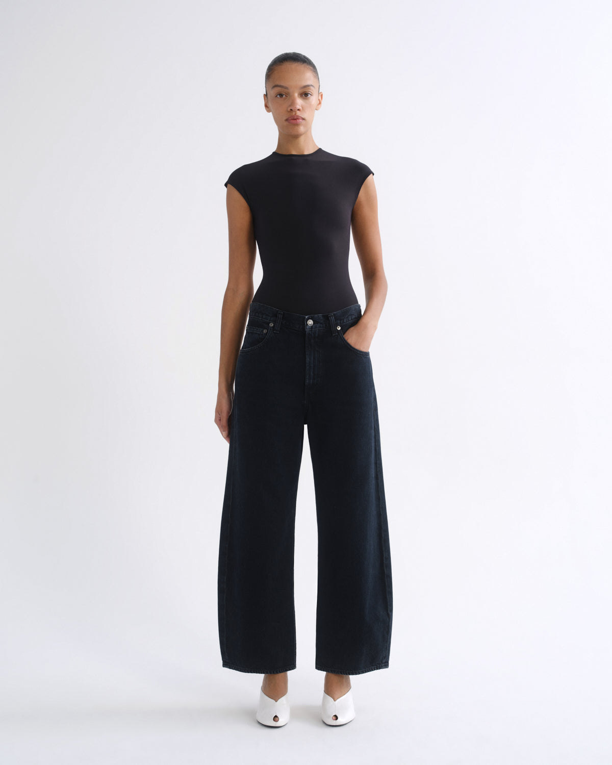 agolde-low-curve-crop-jean-crushed-schwarz-cropped image 1