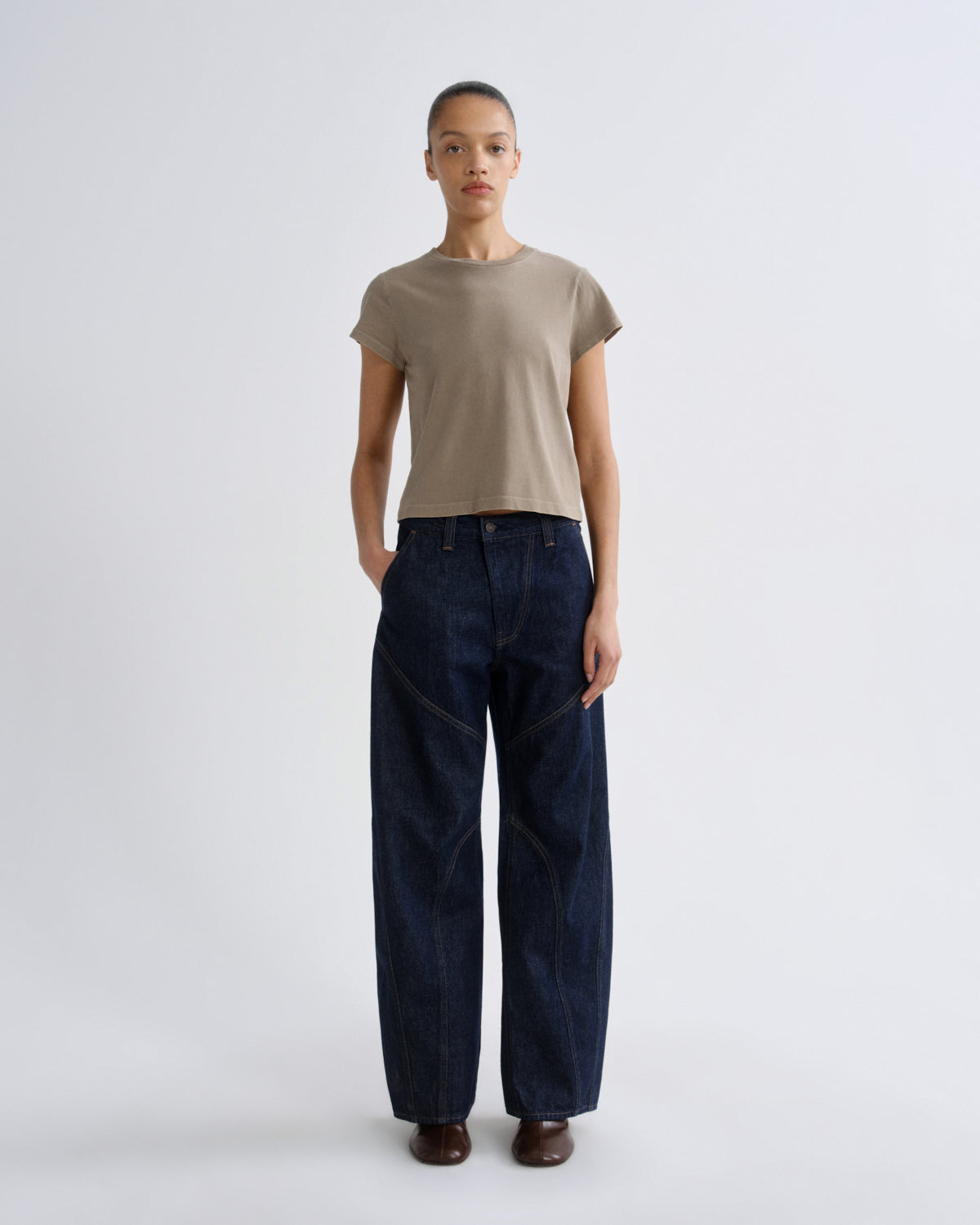 agolde-adine-shrunken-tee-t-shirt-trail-braun-bio-baumwolle image 5