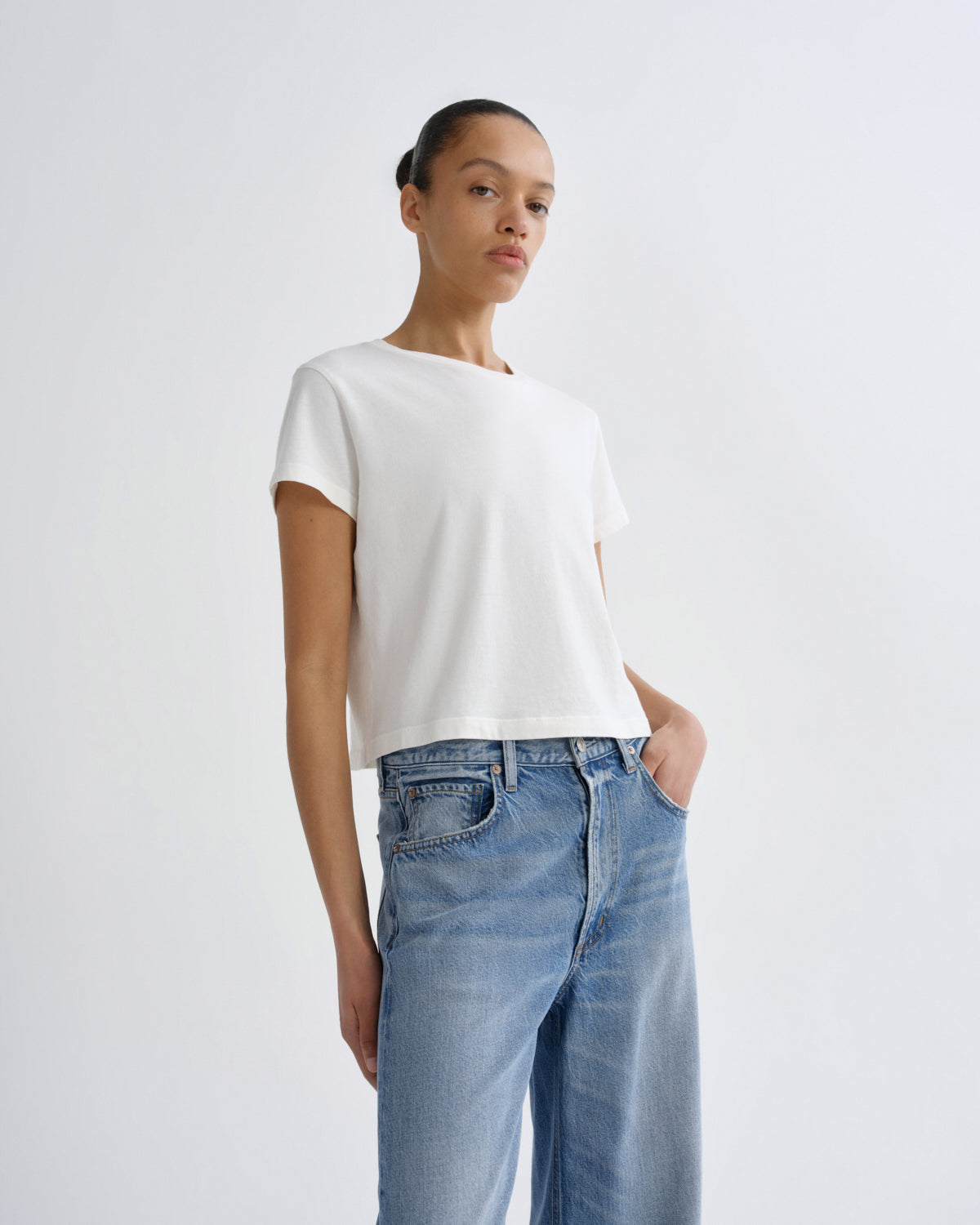 agolde-adine-shrunken-tee-white-ash-t-shirt-bio-baumwolle image 1