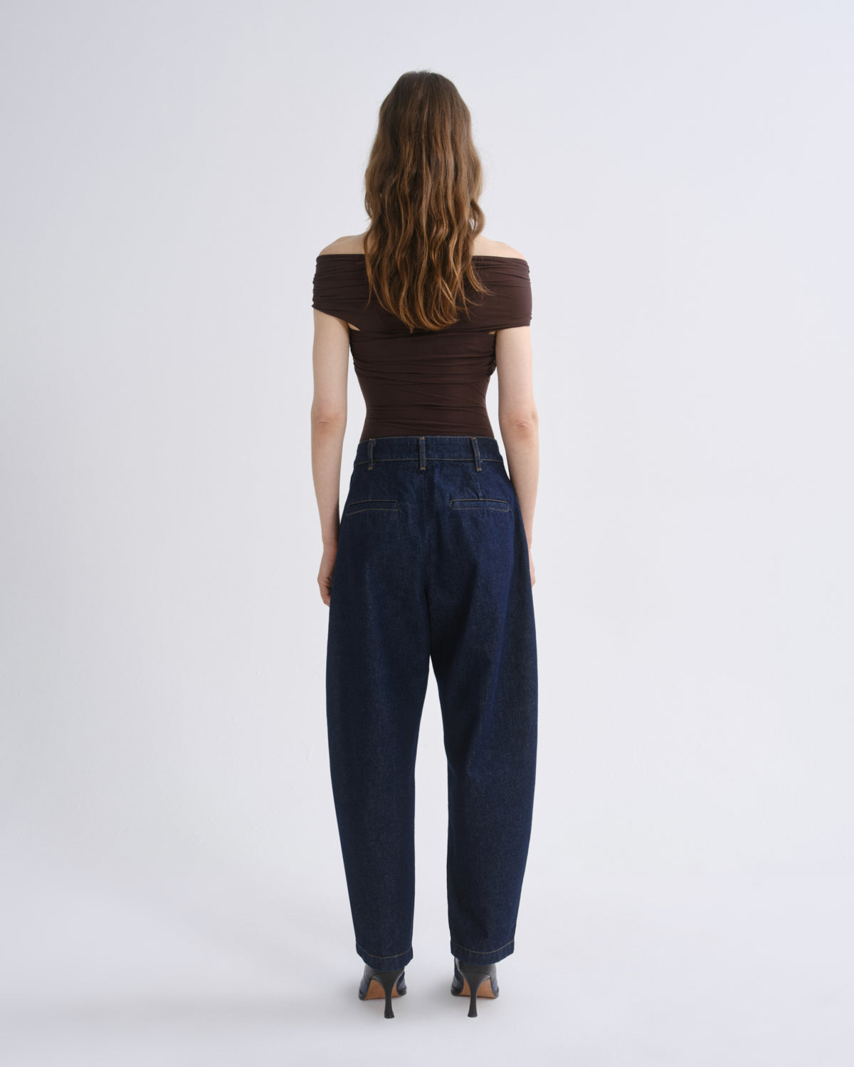 agolde-stam-bodysuit-chocolate-body-braun-schulterfrei image 2