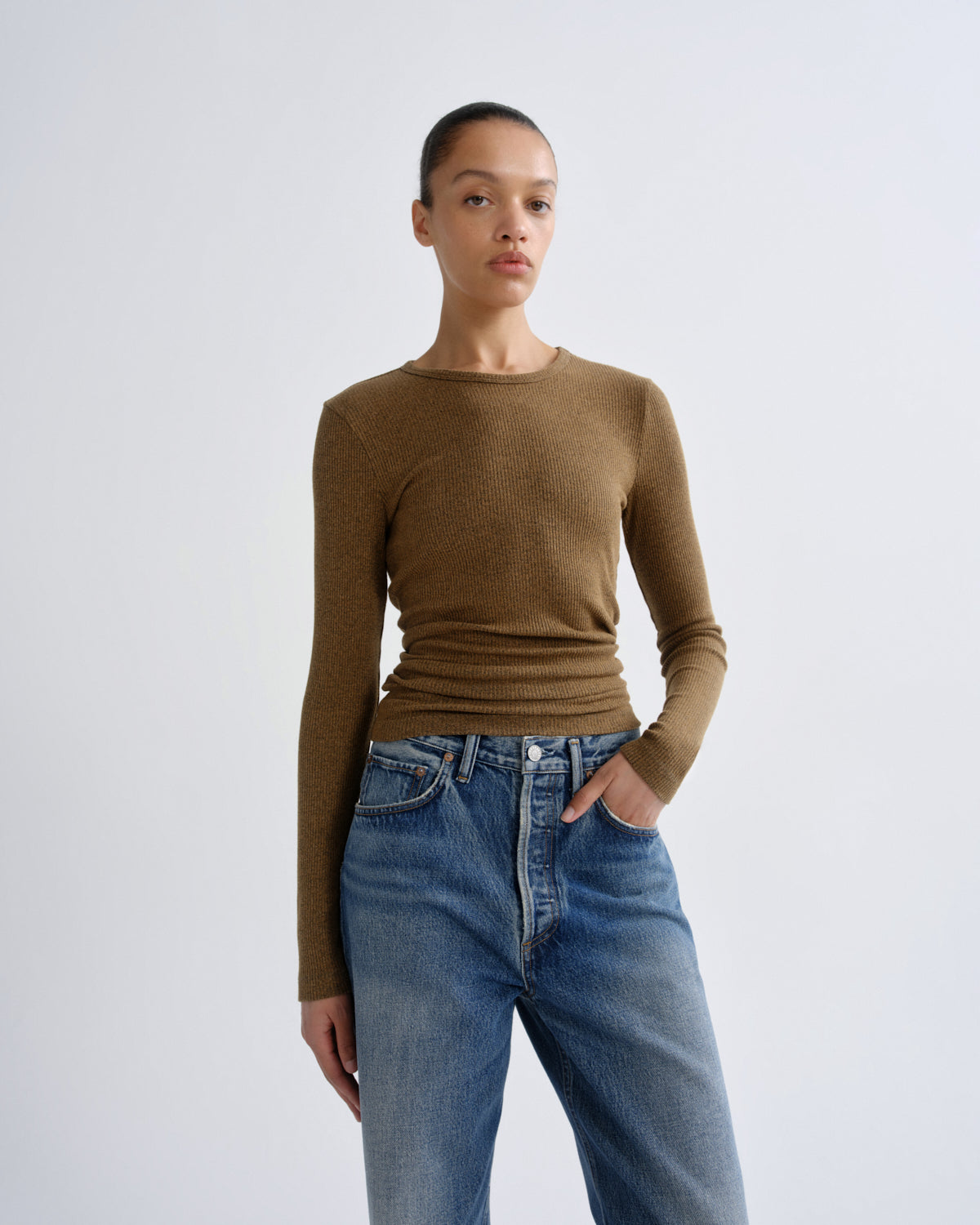 agolde-delphi-slim-shirt-brew-braun-damen-rippe image 1