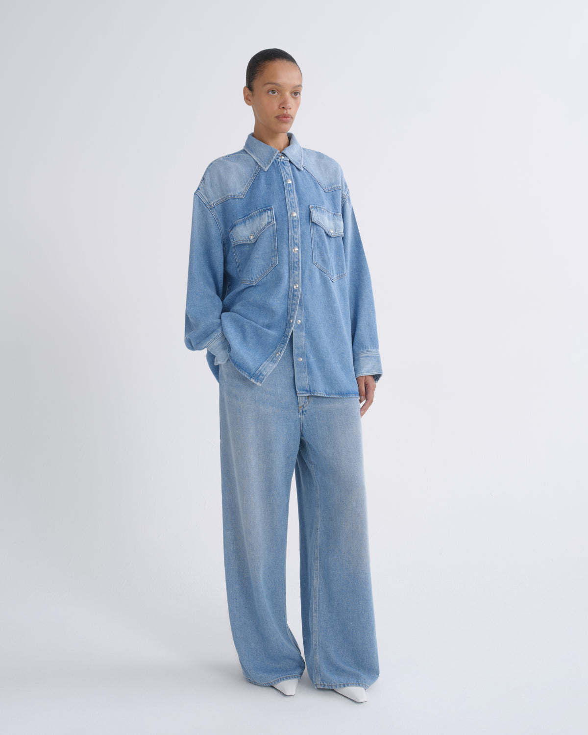 agolde-lotta-shirt-flyweight-hemd-script-blau-denimhemd image 3