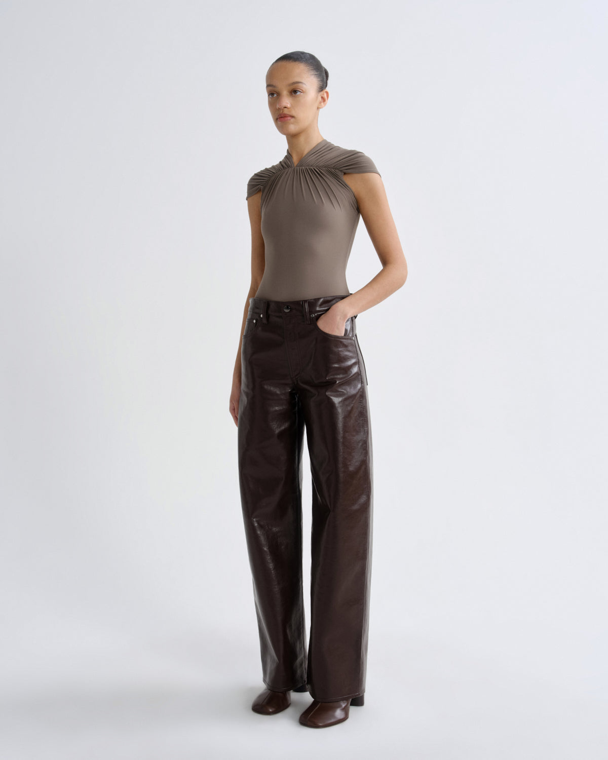 agolde-arc-jean-32-lederhose-madera-braun-recycling-leder image 4