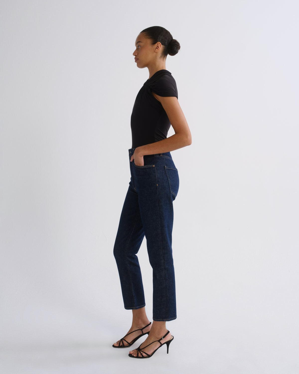 agolde-riley-straight-crop-jeans-reissue-indigo image 4